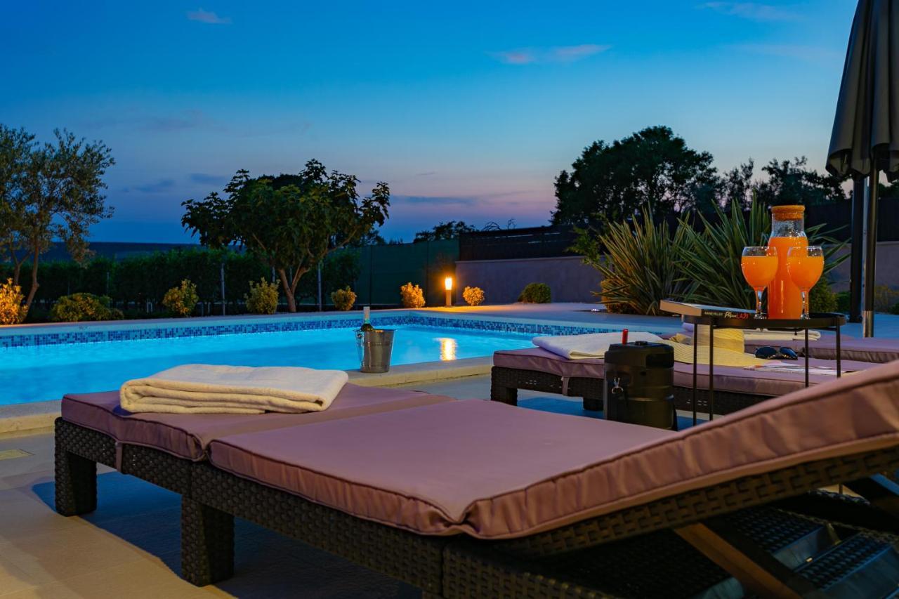Villa Lorema-Pet Friendly On 5000 Sqm Garden,Pool, Jacuzzi, Billiard&Ps5 Sveti Filip i Jakov Exterior foto