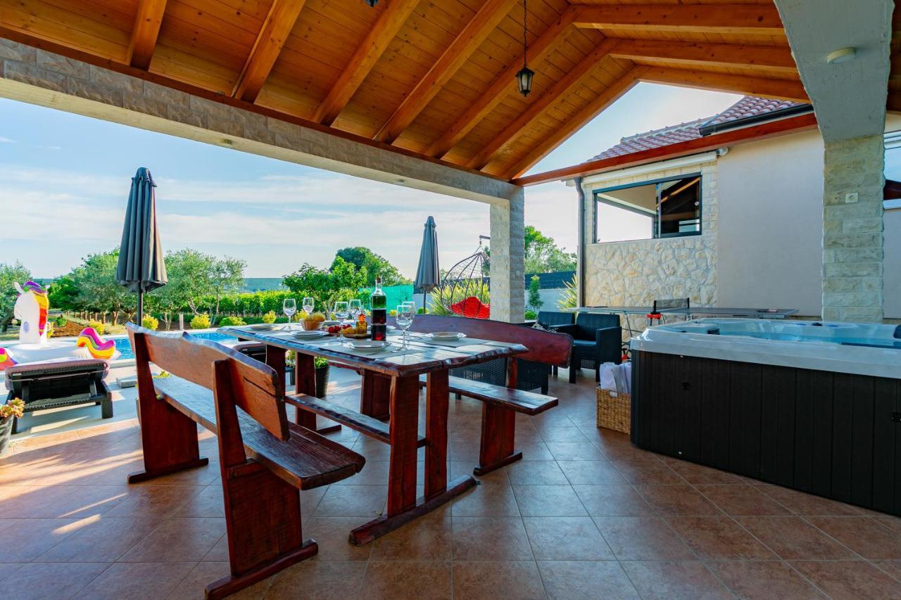 Villa Lorema-Pet Friendly On 5000 Sqm Garden,Pool, Jacuzzi, Billiard&Ps5 Sveti Filip i Jakov Exterior foto