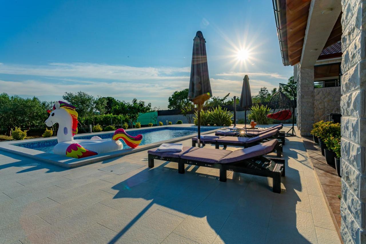 Villa Lorema-Pet Friendly On 5000 Sqm Garden,Pool, Jacuzzi, Billiard&Ps5 Sveti Filip i Jakov Exterior foto