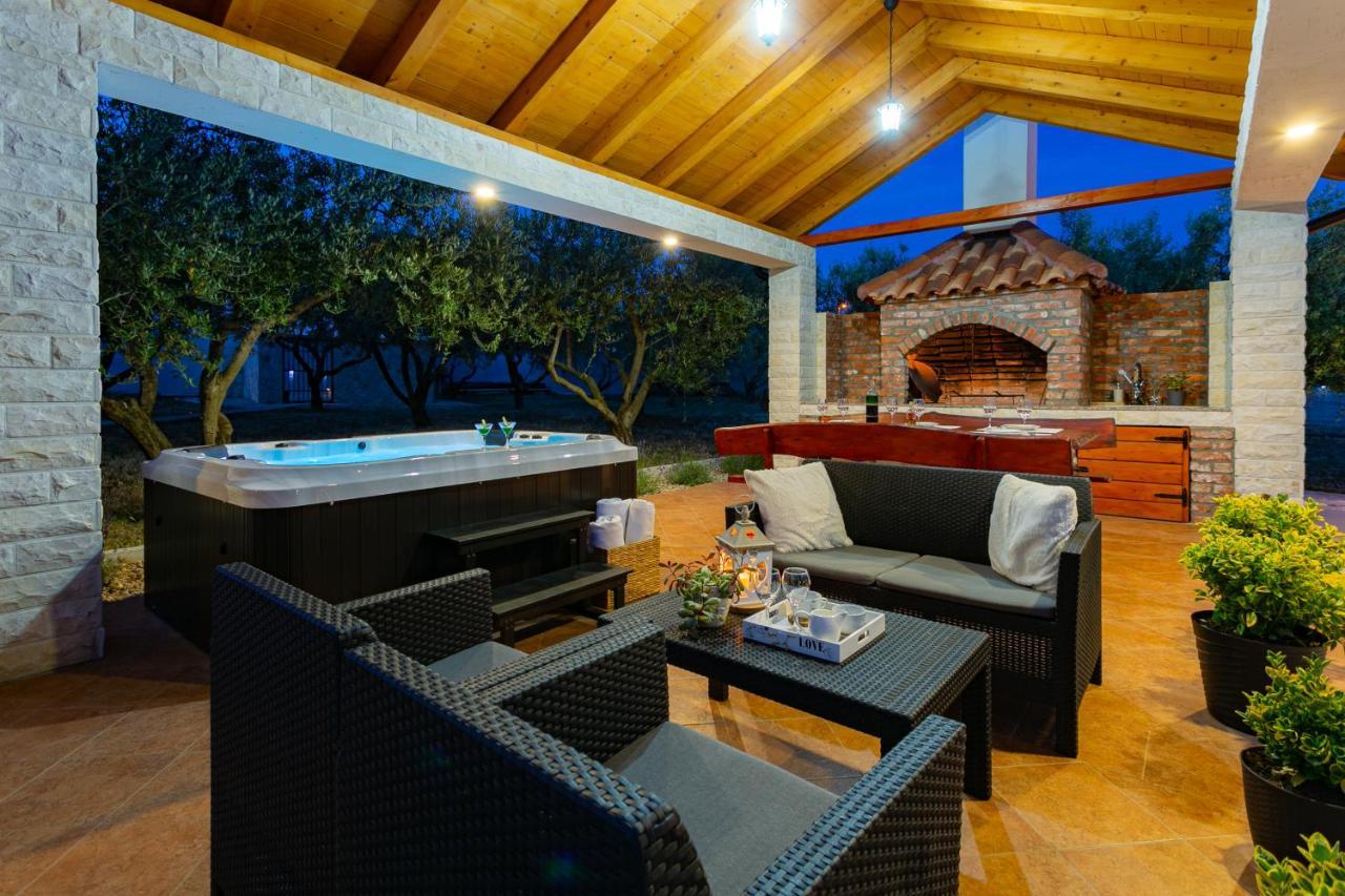 Villa Lorema-Pet Friendly On 5000 Sqm Garden,Pool, Jacuzzi, Billiard&Ps5 Sveti Filip i Jakov Exterior foto
