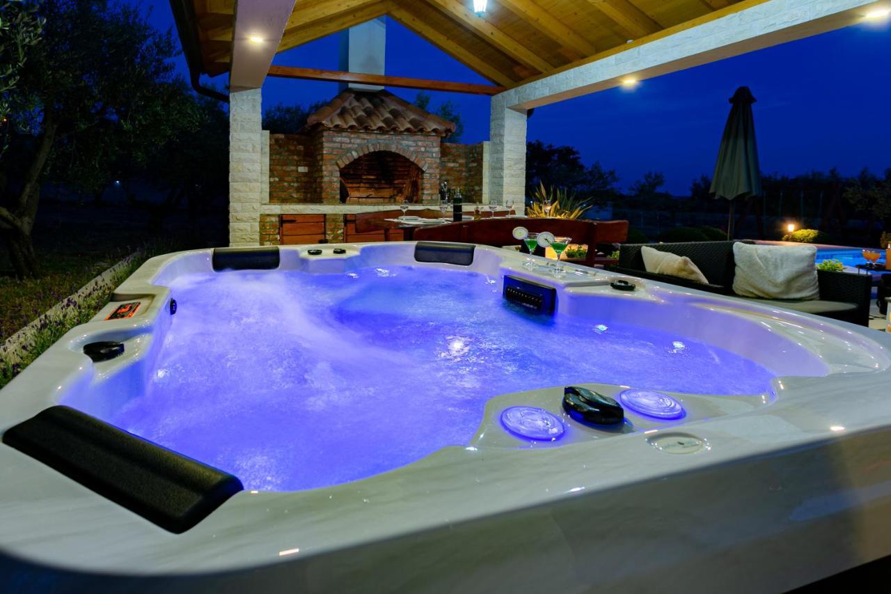 Villa Lorema-Pet Friendly On 5000 Sqm Garden,Pool, Jacuzzi, Billiard&Ps5 Sveti Filip i Jakov Exterior foto