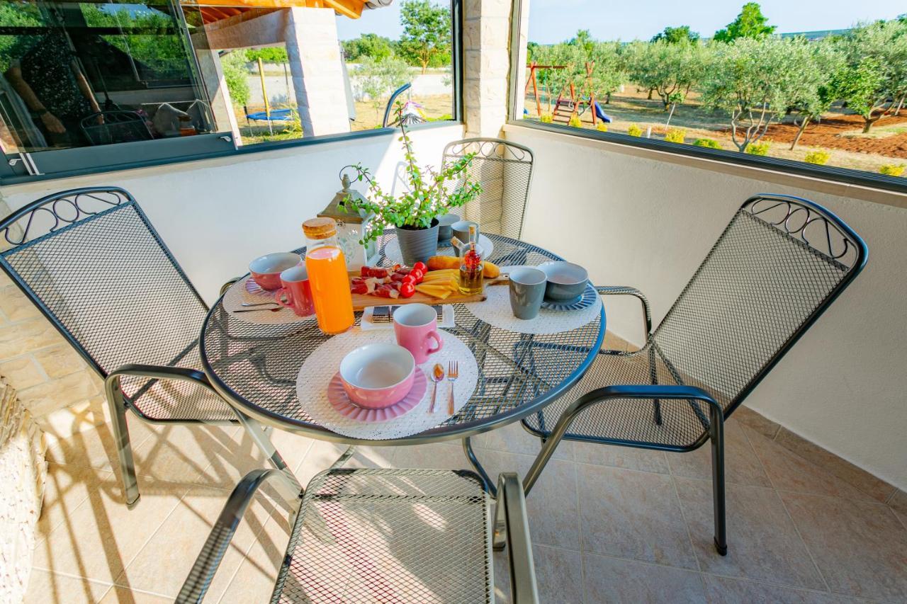 Villa Lorema-Pet Friendly On 5000 Sqm Garden,Pool, Jacuzzi, Billiard&Ps5 Sveti Filip i Jakov Exterior foto