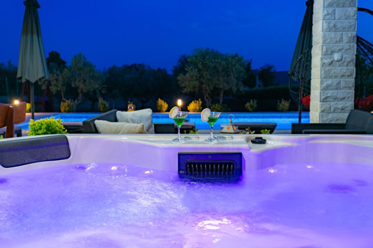 Villa Lorema-Pet Friendly On 5000 Sqm Garden,Pool, Jacuzzi, Billiard&Ps5 Sveti Filip i Jakov Exterior foto