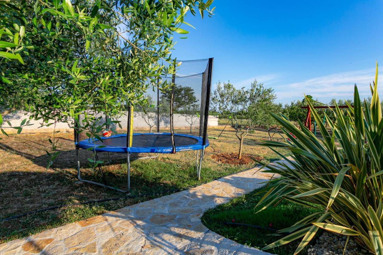 Villa Lorema-Pet Friendly On 5000 Sqm Garden,Pool, Jacuzzi, Billiard&Ps5 Sveti Filip i Jakov Exterior foto