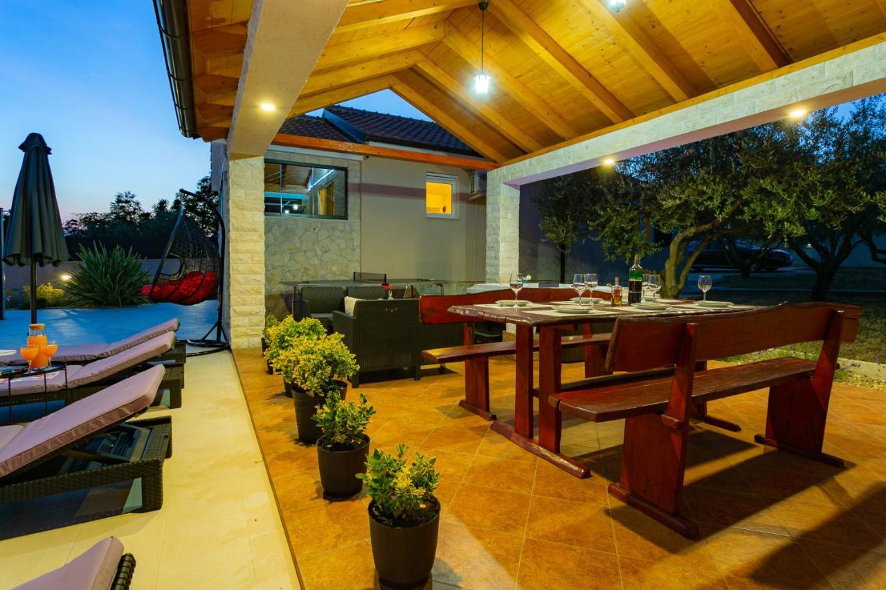 Villa Lorema-Pet Friendly On 5000 Sqm Garden,Pool, Jacuzzi, Billiard&Ps5 Sveti Filip i Jakov Exterior foto