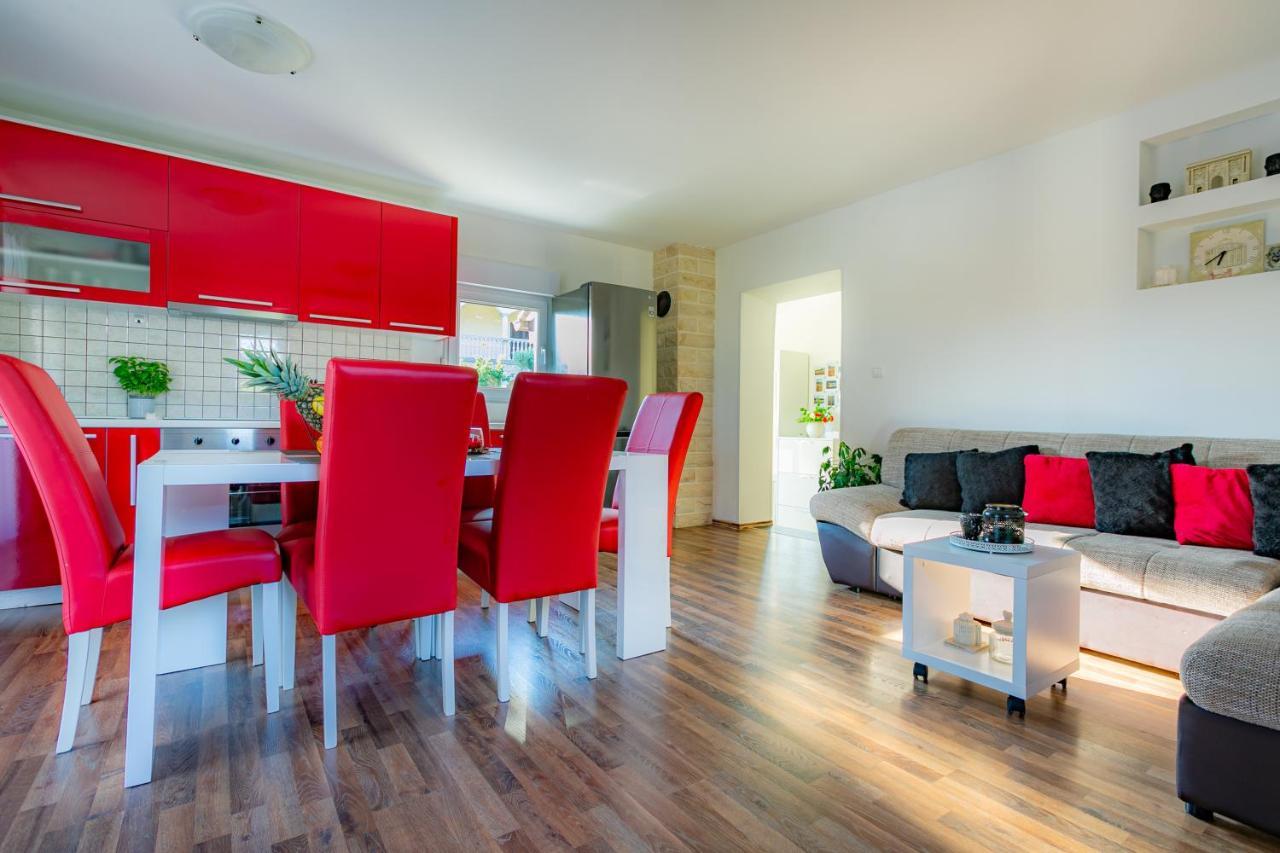 Villa Lorema-Pet Friendly On 5000 Sqm Garden,Pool, Jacuzzi, Billiard&Ps5 Sveti Filip i Jakov Exterior foto