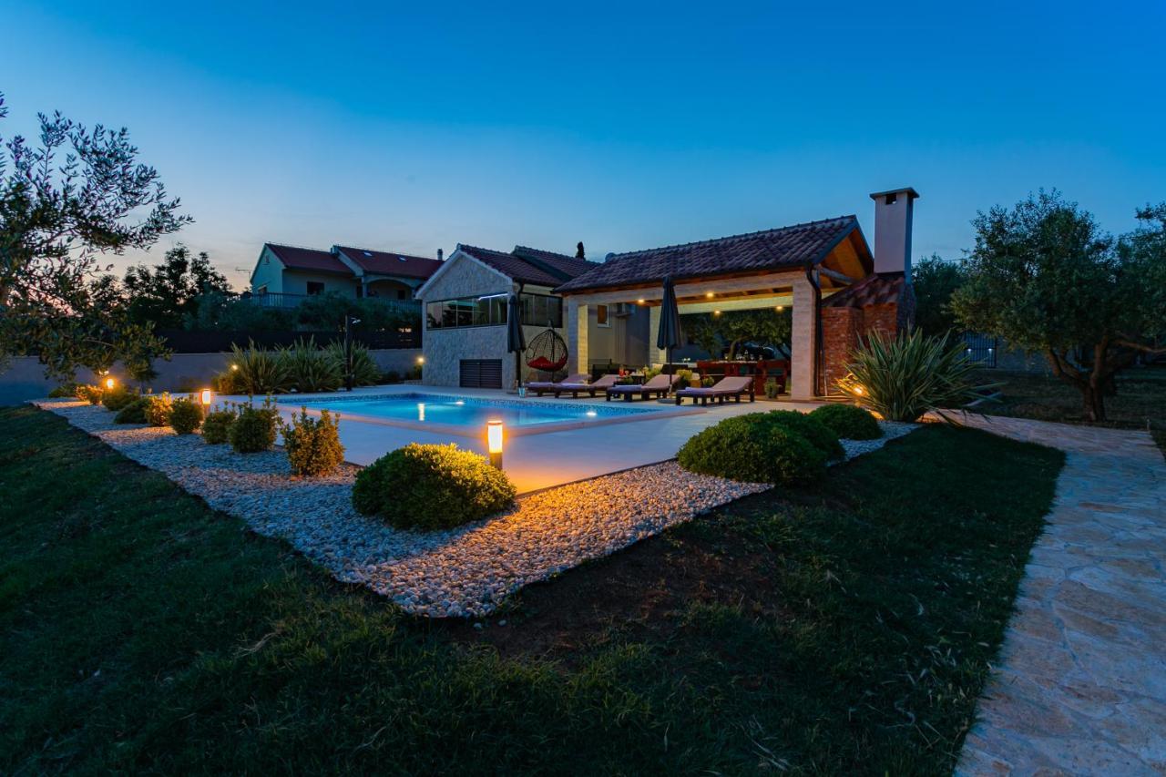 Villa Lorema-Pet Friendly On 5000 Sqm Garden,Pool, Jacuzzi, Billiard&Ps5 Sveti Filip i Jakov Exterior foto