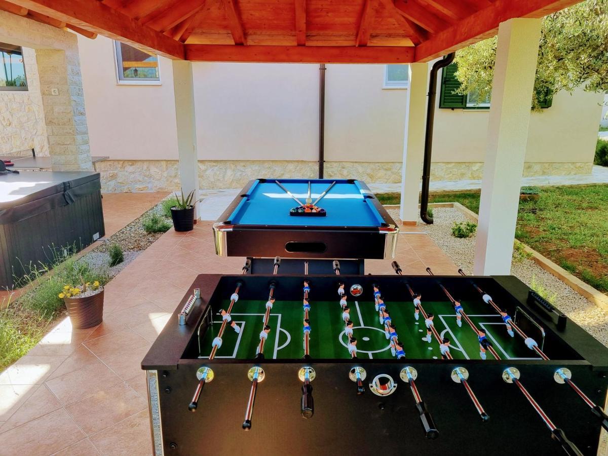 Villa Lorema-Pet Friendly On 5000 Sqm Garden,Pool, Jacuzzi, Billiard&Ps5 Sveti Filip i Jakov Exterior foto