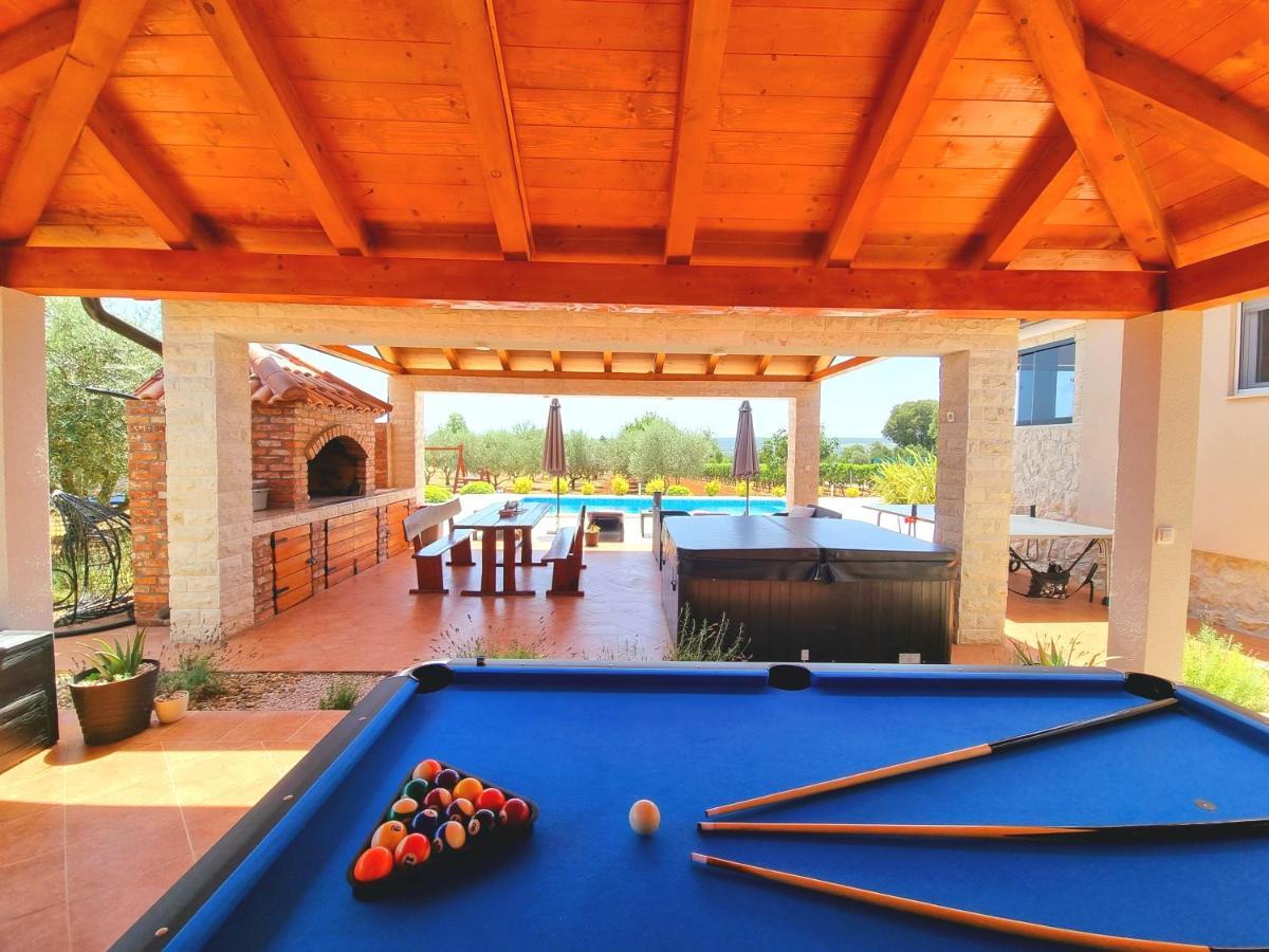 Villa Lorema-Pet Friendly On 5000 Sqm Garden,Pool, Jacuzzi, Billiard&Ps5 Sveti Filip i Jakov Exterior foto