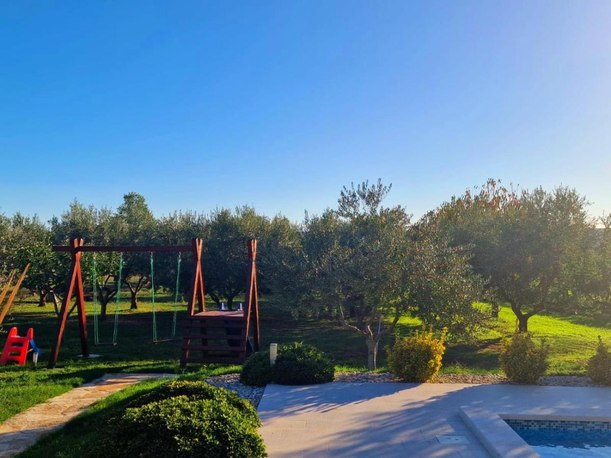 Villa Lorema-Pet Friendly On 5000 Sqm Garden,Pool, Jacuzzi, Billiard&Ps5 Sveti Filip i Jakov Exterior foto